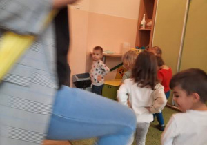 Dzieci tańczą w sali naśladując panią od rytmiki